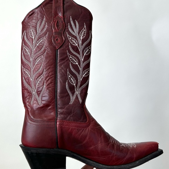 VINTAGE WOMEN’S RED LEATHER COWBOY BOOTS - Picture 5 of 13